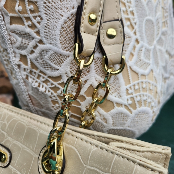 Anne Klein Cream and Gold hardware Faux Alligator Shoulder bag in EUC! - Picture 11 of 15
